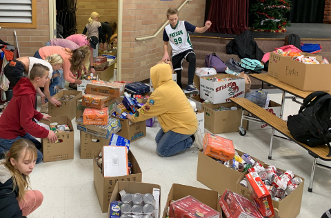 Mt. Nebo Middle Students organizing food for Tabitha's Way